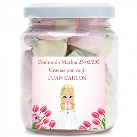 Bonbonnière personnalisée avec le nom de l'invité et l'autocollant de communion de la fille