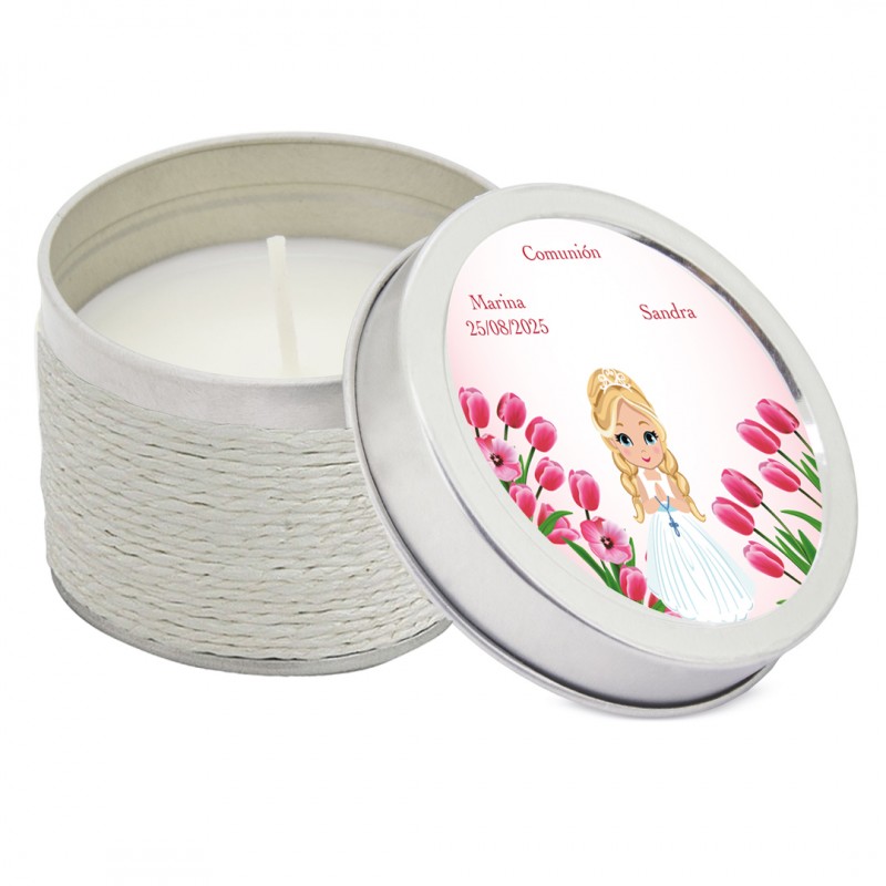 Bougie parfumée personnalisée avec un autocollant avec les noms des invités pour la communion