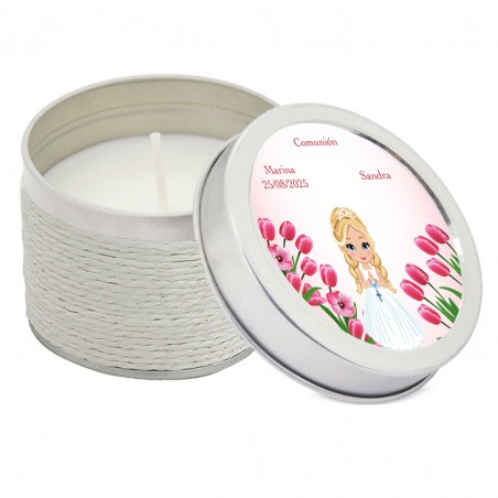 Bougie parfumée personnalisée avec un autocollant avec les noms des invités pour la communion