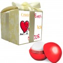 Baume à lèvres rouge présenté dans un coffret cadeau avec adhésif personnalisé avec nom