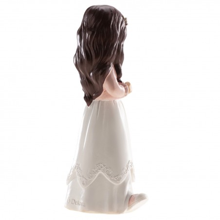 Figure de gâteau fille brune avec veste rose et baskets de sport