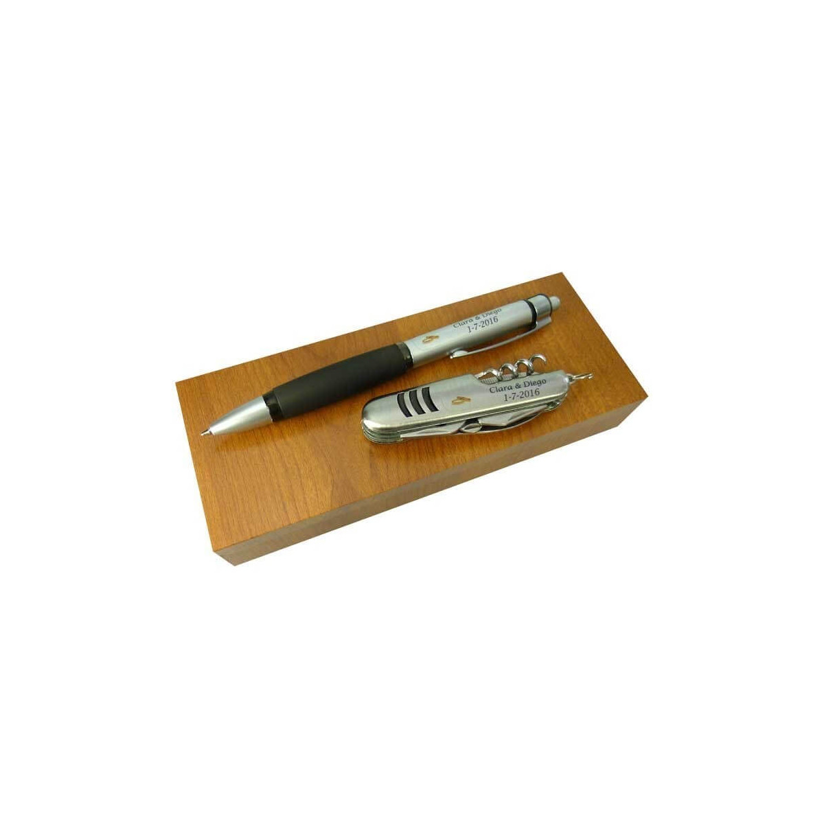 Couteau et stylo dans une boîte en bois personnalisée pour des souvenirs de mariage