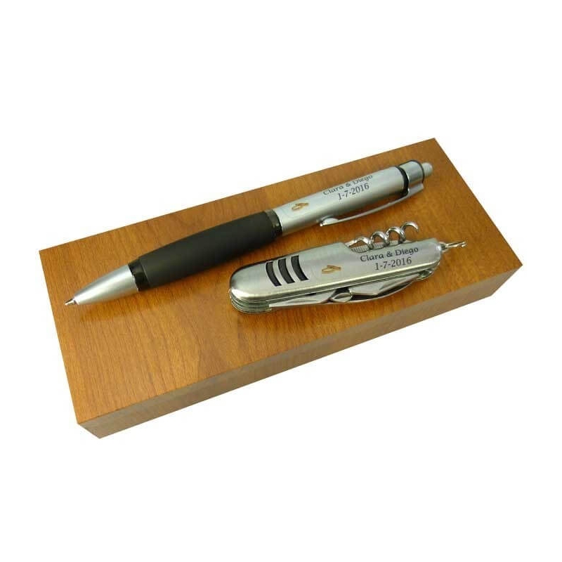 Couteau et stylo dans une boîte en bois personnalisée pour des souvenirs de mariage