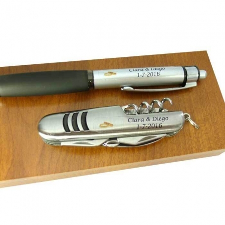 Couteau et stylo dans une boîte en bois personnalisée pour des souvenirs de mariage