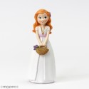 Figurine de gâteau fille communion avec panier de fleurs