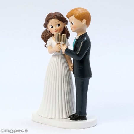 Gâteau figurine jeunes mariés portant un toast marié...