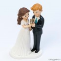 Figure de gâteau de mariage des mariés trinquant