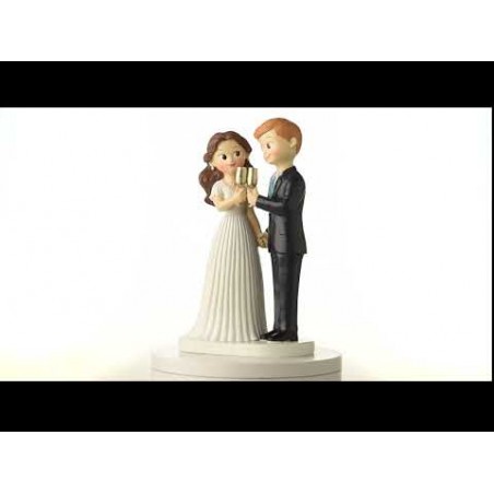 Figure de gâteau de mariage des mariés trinquant