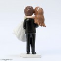 Figurine de gâteau de mariage marié dans les bras de la mariée