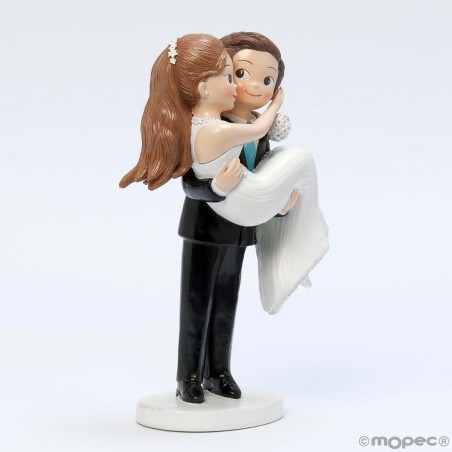 Figurine de gâteau de mariage marié dans les bras de la mariée