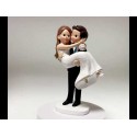 Figurine de gâteau de mariage marié dans les bras de la mariée