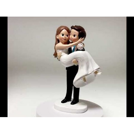 Figurine de gâteau de mariage marié dans les bras de la mariée