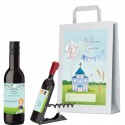Bouteille de vin et tire-bouchon personnalisés avec le nom de l'invité, le nom de l'enfant et la date dans un sac cadeau de