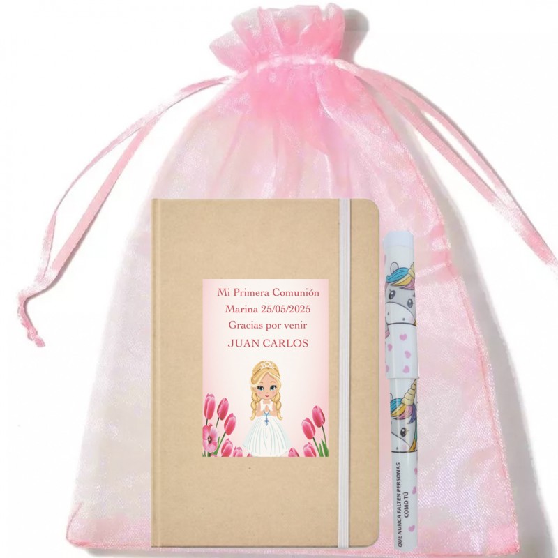 Carnet personnalisé avec le nom de l'invité et un stylo dans un sac en organza
