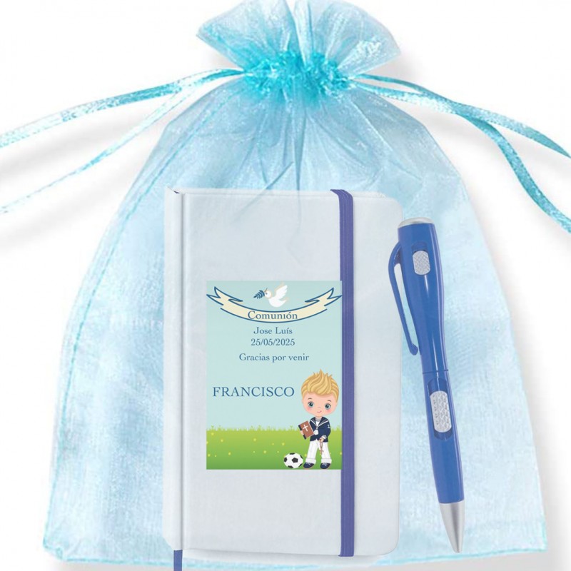 Carnet personnalisé avec le nom de l'invité et un stylo lampe de poche dans un sac en organza