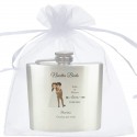 Flasque avec nom de l'invité, nom des mariés, date et phrase présentée dans un sac en organza blanc personnalisé