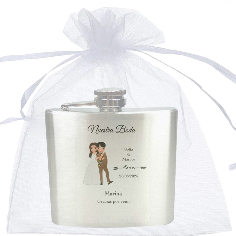 Flasque avec nom de l'invité, nom des mariés, date et phrase présentée dans un sac en organza blanc personnalisé