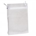 Flasque avec nom de l'invité, nom des mariés, date et phrase présentée dans un sac en organza blanc personnalisé