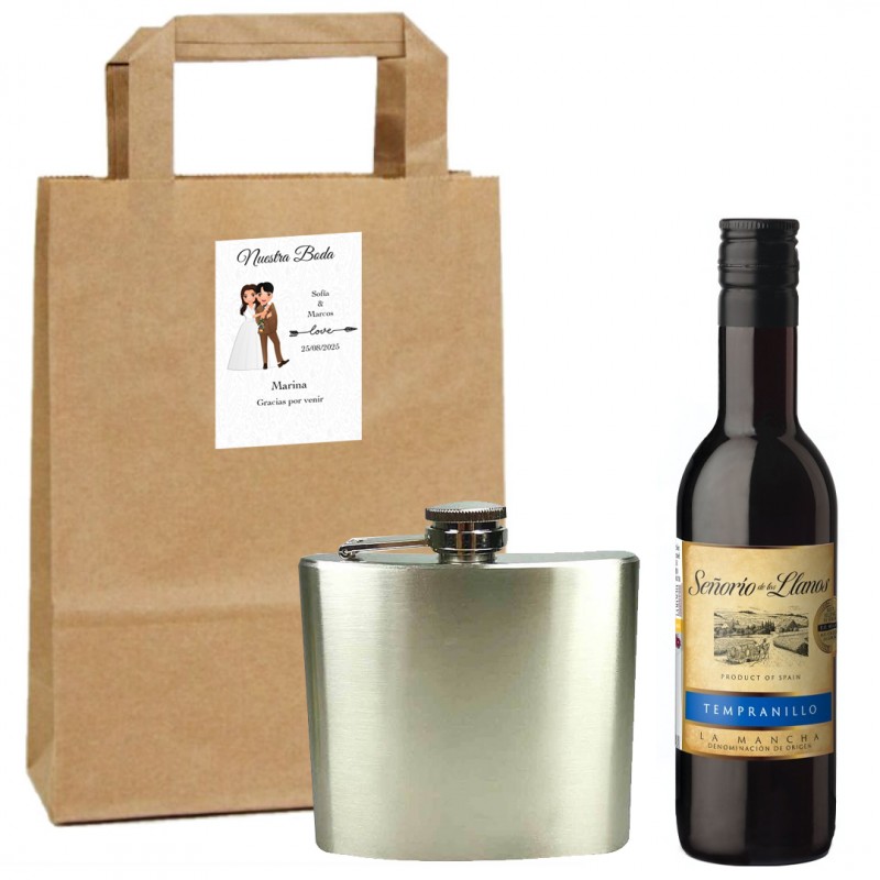 Vin et flacon avec nom d'invité sur adhésif présenté dans un sac kraft