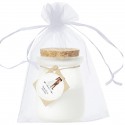 Bougie parfumée à la vanille personnalisée avec des mariés adhésifs dans un sac en organza blanc