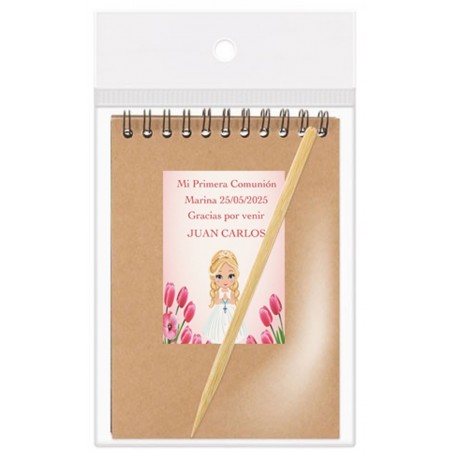 Carnet de notes avec les noms des invités dans un sac en organza personnalisé