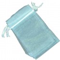 Carnet scrapy avec nom d invité présenté dans un sac en organza bleu clair