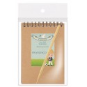 Carnet de notes avec le nom de l'invité présenté dans un sac en organza bleu clair personnalisé