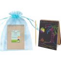 Carnet de notes avec le nom de l'invité présenté dans un sac en organza bleu clair personnalisé