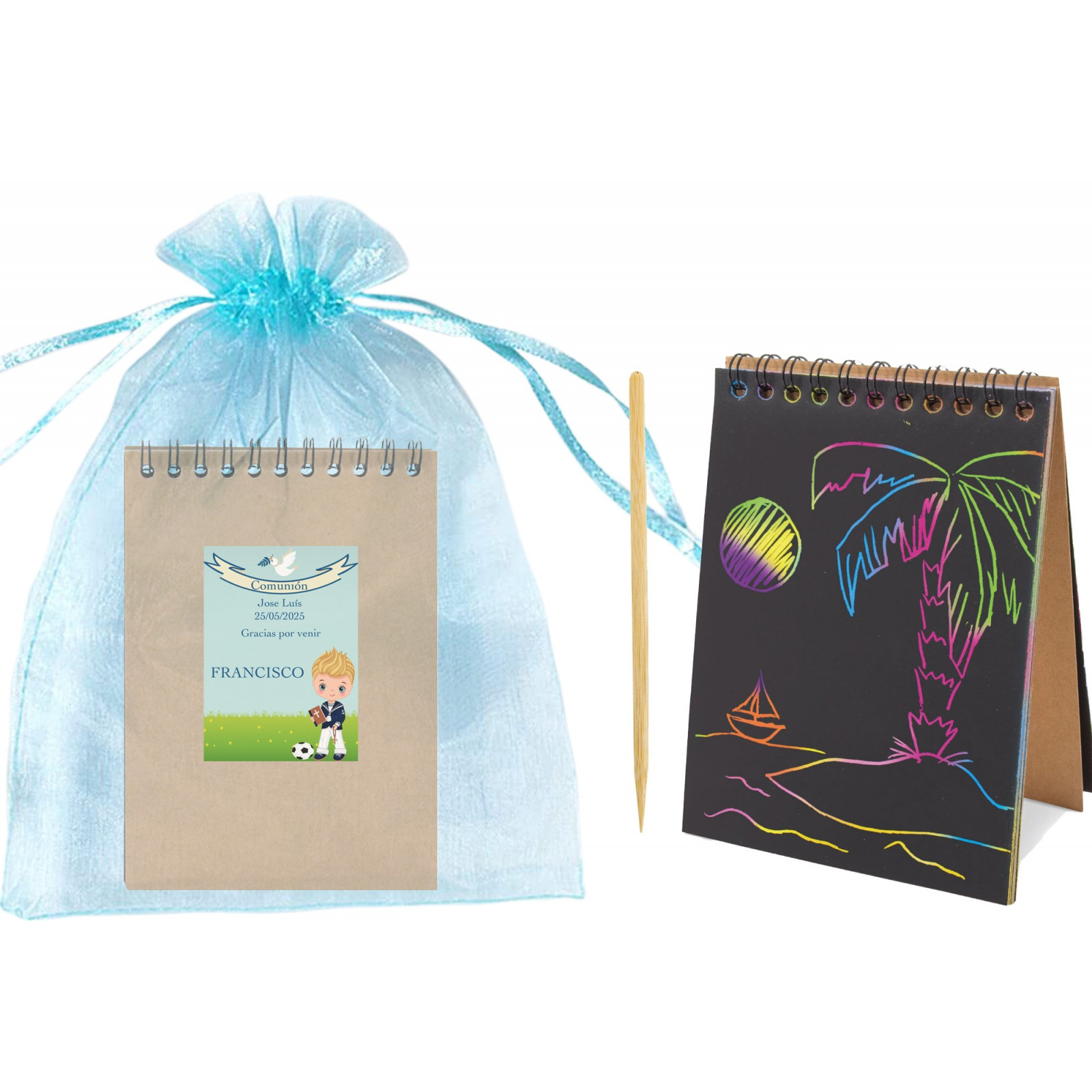 Carnet de notes avec le nom de l'invité présenté dans un sac en organza bleu clair personnalisé
