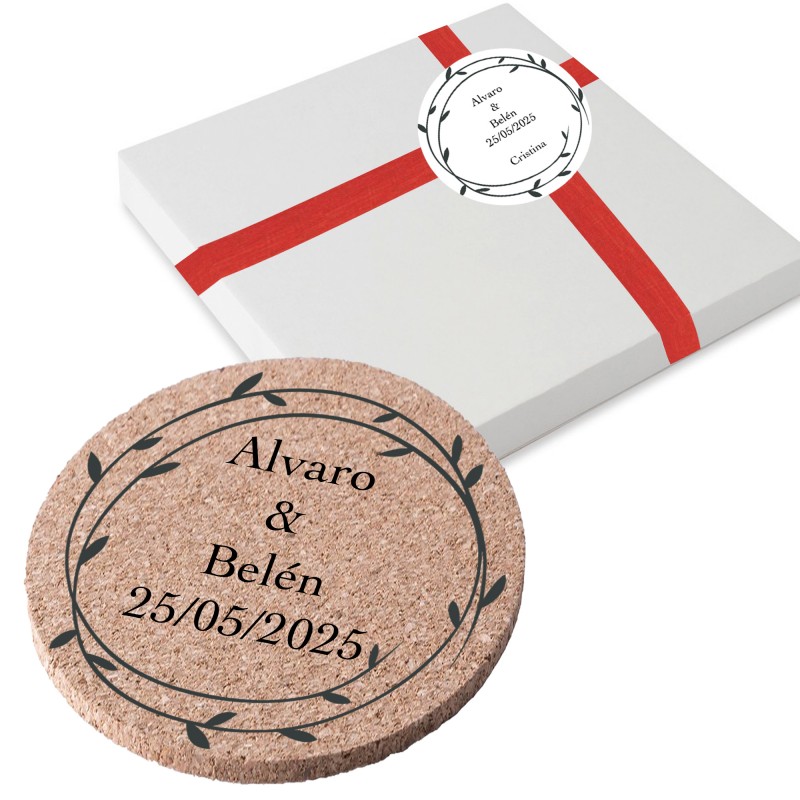Dessous de verre en liège personnalisé avec le nom de l'invité et des mariés dans une boîte cadeau Dessous de verre en liège personnalisé avec le nom de l'invité et des mariés dans une boîte cadeau