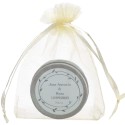 Bougie parfumée avec le nom de l'invitée dans un sac en organza beige personnalisé