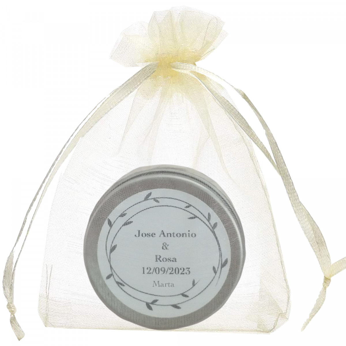 Bougie parfumée avec le nom de l'invitée dans un sac en organza beige personnalisé