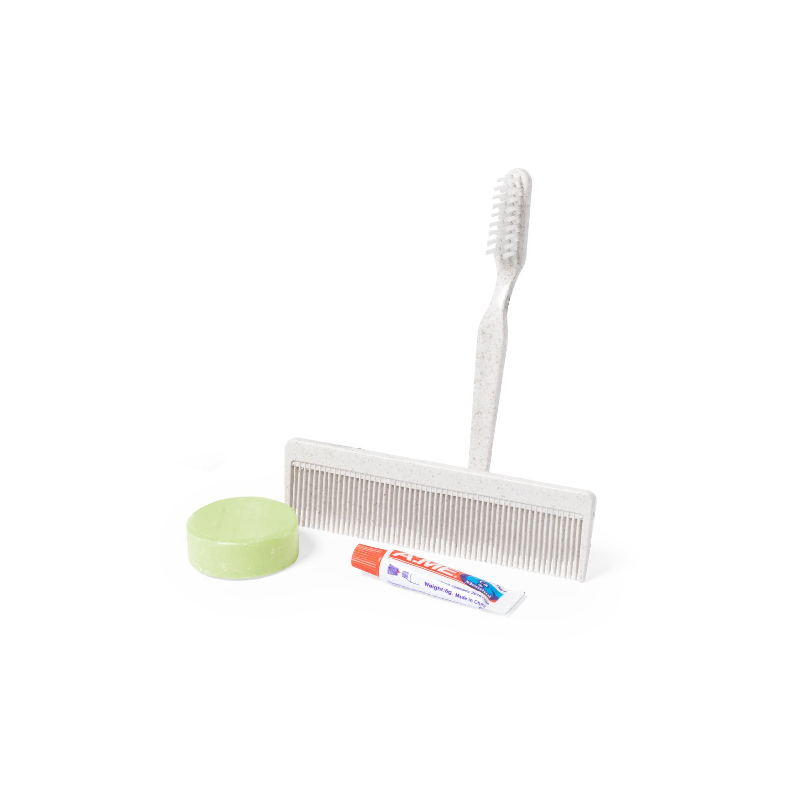Coffret hygiène avec brosse à dents et dentifrice savon et peigne présenté dans une boîte kraft