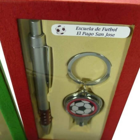 Cartera coupe-ongles et stylo dans une boîte personnalisée pour les fans de football
