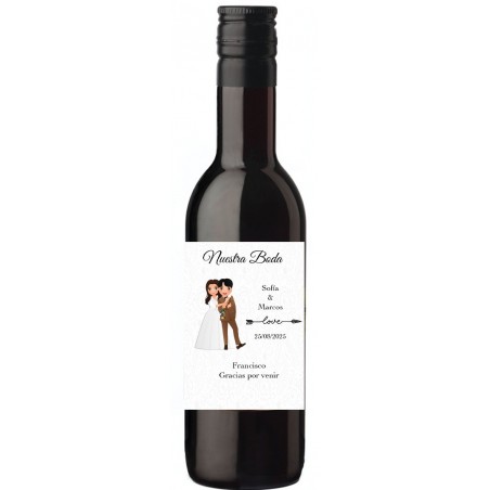 Vin personnalisé avec le nom des invités et des mariés présenté dans un sac avec une dédicace