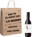 Vin personnalisé avec le nom des invités et des mariés présenté dans un sac avec une dédicace