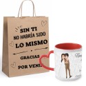 Tasse avec anse en forme de cœur personnalisée pour les mariages présentée dans un sac en kraft