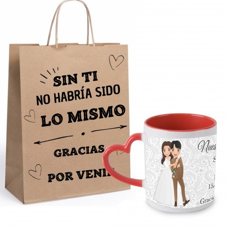 Tasse avec anse en forme de cœur personnalisée pour les mariages présentée dans un sac en kraft