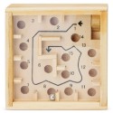 Labyrinthe de billes dans une boîte en bois