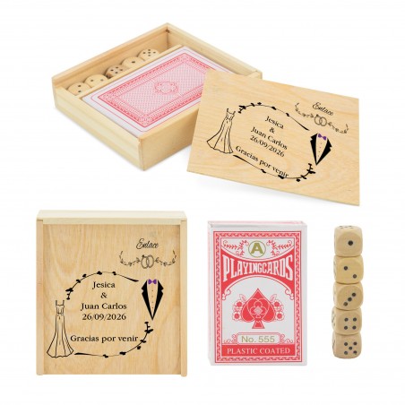 Jeu de cartes et de dés dans une boîte en bois personnalisée avec les noms, la date et une phrase de remerciement