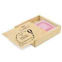 Jeu de cartes et de dés dans une boîte en bois personnalisée avec les noms, la date et une phrase de remerciement
