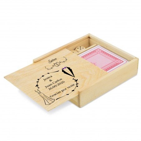 Jeu de cartes et de dés dans une boîte en bois personnalisée avec les noms, la date et une phrase de remerciement