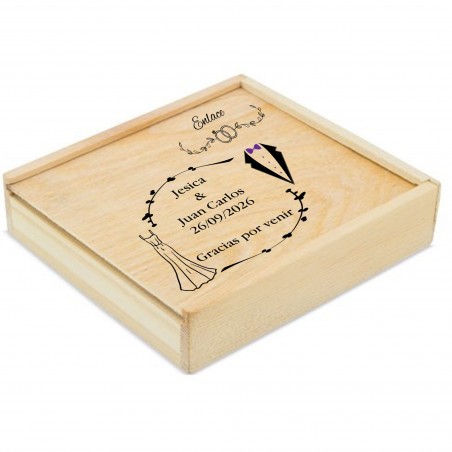 Jeu de cartes et de dés dans une boîte en bois personnalisée avec les noms, la date et une phrase de remerciement