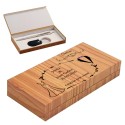 Stylo et porte-clés présentés dans un coffret de mariage en bois personnalisé avec une phrase de remerciement