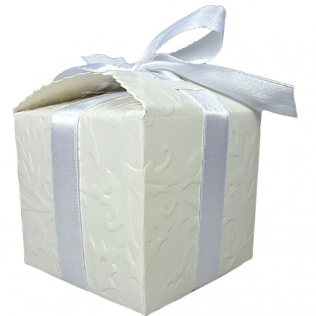 Collier cœur dans une boîte avec adhésif personnalisé avec nom de l invité nom des mariés date et dédicace