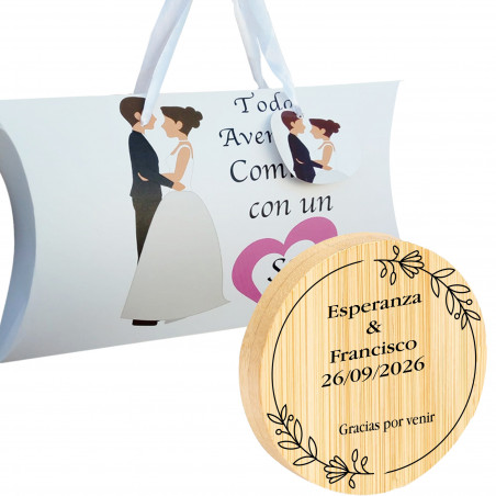 Décapsuleur personnalisé avec noms, date et phrase présenté dans une boîte de mariage
