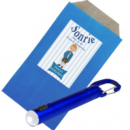 Stylo lampe torche LED dans une enveloppe kraft avec autocollant personnalisé pour la communion d'un garçon