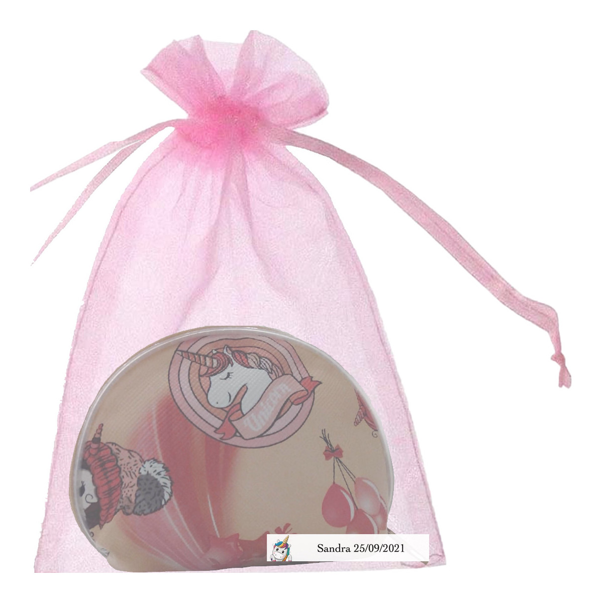Porte-monnaie licorne présenté dans un sac en organza rose personnalisé avec autocollant