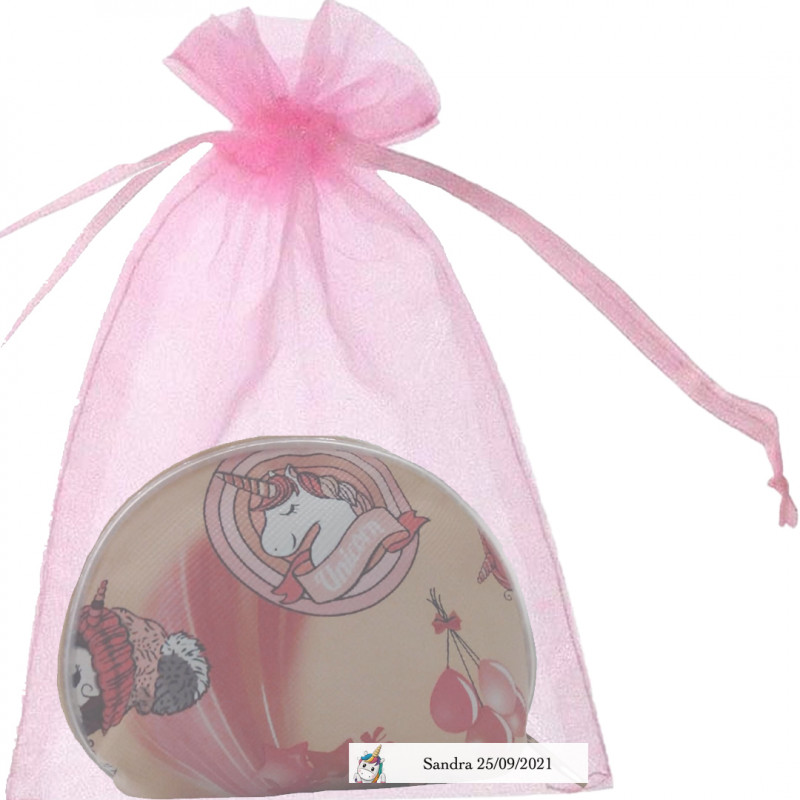 Porte monnaie licorne présenté dans un sac en organza rose personnalisé avec adhésif