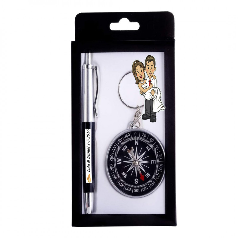 Porte-clés boussole et stylo dans une boîte en carton et personnalisé avec un autocollant